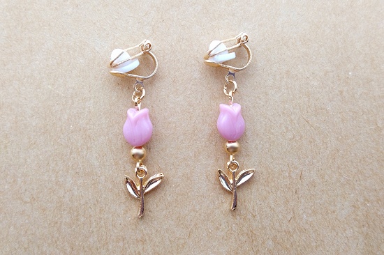 ドイツ製ミニチューリップのイヤリング（ピンク）