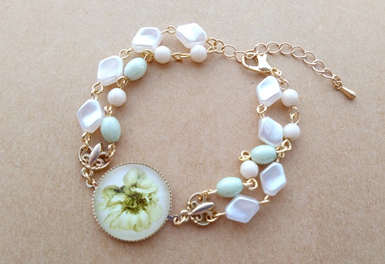 アンティークフラワーとチェコビーズの2連ブレスレット