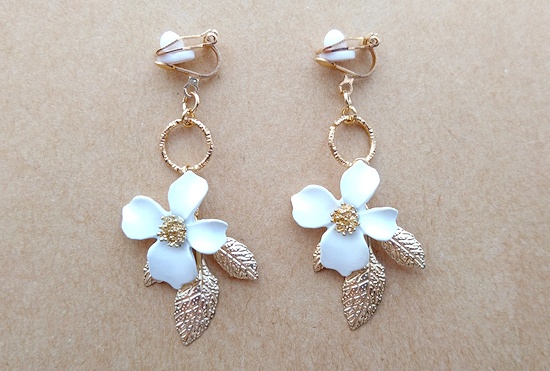 ハナミズキと揺れる葉影のイヤリング