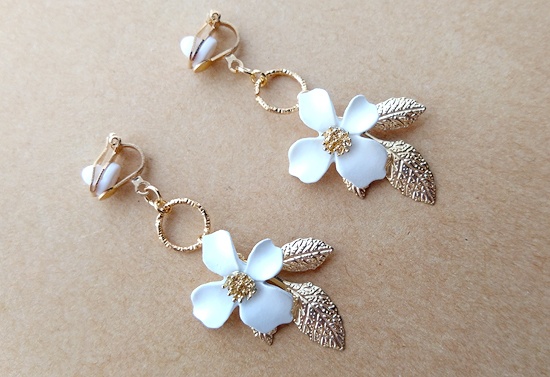 ハナミズキと揺れる葉影のイヤリング