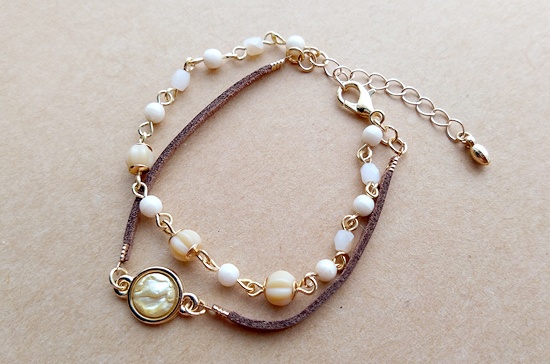 マーブルカボションとチェコビーズの2連ブレスレット（ライトベージュ）