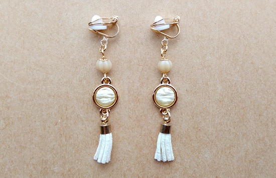 マーブルカボションとミニタッセルのイヤリング（ライトベージュ）