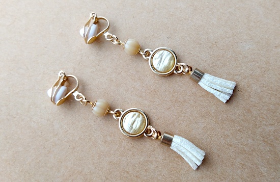 マーブルカボションとミニタッセルのイヤリング(ライトベージュ)