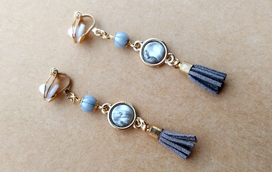 マーブルカボションとミニタッセルのイヤリング(グレー)