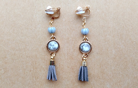 マーブルカボションとミニタッセルのイヤリング（グレー）