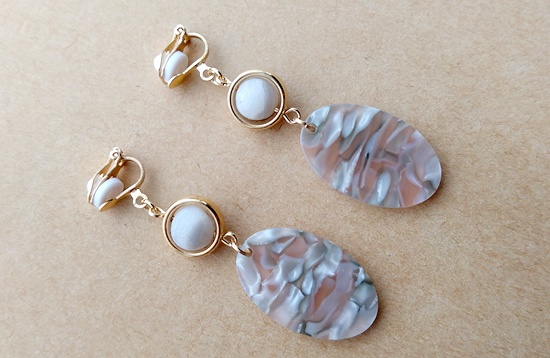 マーブルプレートと天然石のイヤリング(A)