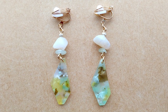 マーブルプレートと天然石のイヤリング（B）