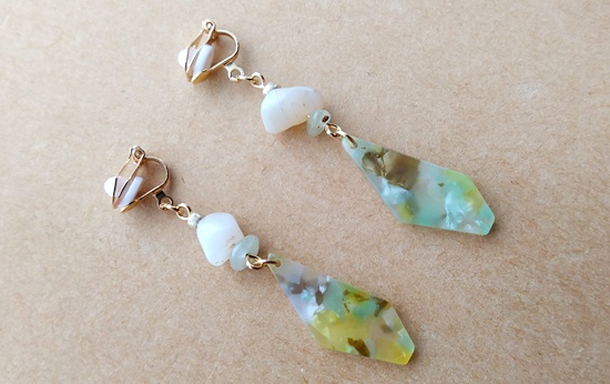 マーブルプレートと天然石のイヤリング(B)