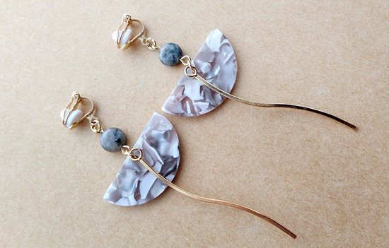 マーブルプレートと天然石のイヤリング(C)