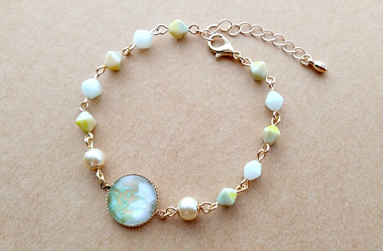 柔らかな緑のブレスレット