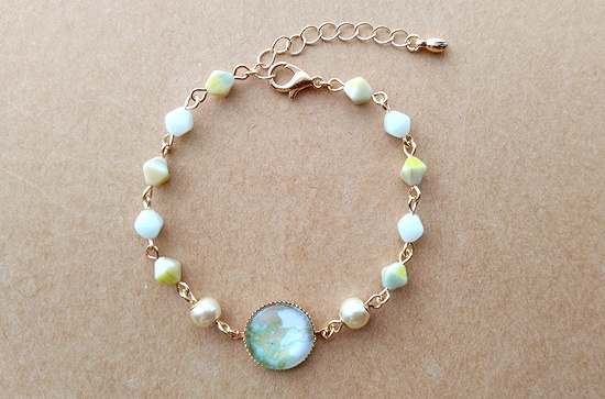 柔らかな緑のブレスレット