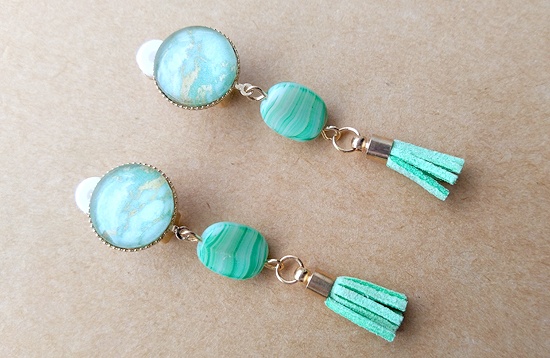 水彩ガラスカボションとミニタッセルのイヤリング(A)