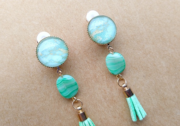 水彩ガラスカボションとミニタッセルのイヤリング(A)