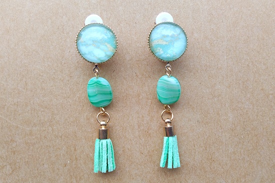 水彩ガラスカボションとミニタッセルのイヤリング（A）