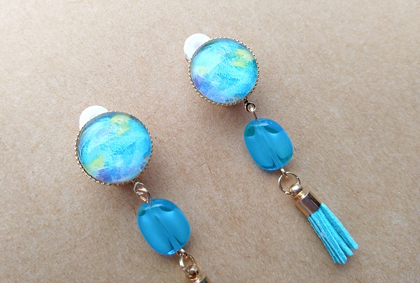 水彩ガラスカボションとミニタッセルのイヤリング(B)