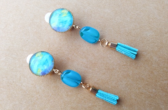 水彩ガラスカボションとミニタッセルのイヤリング(B)