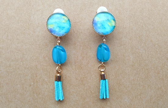 水彩ガラスカボションとミニタッセルのイヤリング（B）