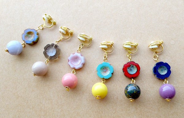 チェコフラワービーズとカラフルボールのイヤリング（バリエーション有）