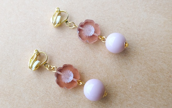 チェコフラワービーズとカラフルボールのイヤリング(バリエーション有)