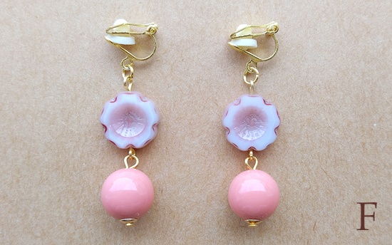 チェコフラワービーズとカラフルボールのイヤリング(バリエーション有)