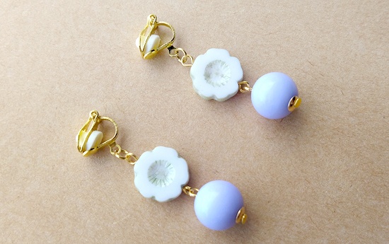 チェコフラワービーズとカラフルボールのイヤリング(バリエーション有)