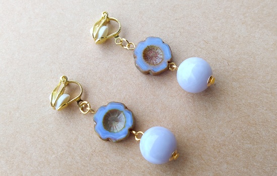 チェコフラワービーズとカラフルボールのイヤリング(バリエーション有)