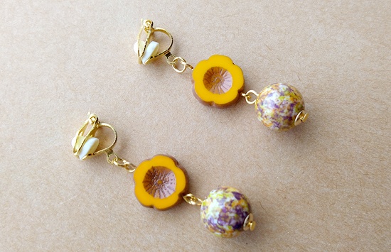 チェコフラワービーズとカラフルボールのイヤリング(バリエーション有)