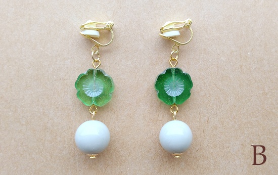 チェコフラワービーズとカラフルボールのイヤリング(バリエーション有)