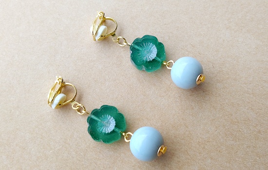 チェコフラワービーズとカラフルボールのイヤリング(バリエーション有)