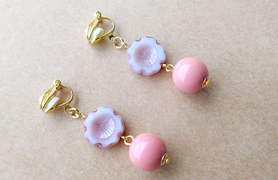 チェコフラワービーズとカラフルボールのイヤリング(バリエーション有)