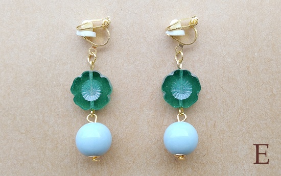 チェコフラワービーズとカラフルボールのイヤリング(バリエーション有)