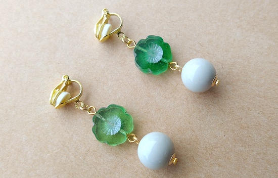 チェコフラワービーズとカラフルボールのイヤリング(バリエーション有)