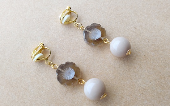 チェコフラワービーズとカラフルボールのイヤリング(バリエーション有)