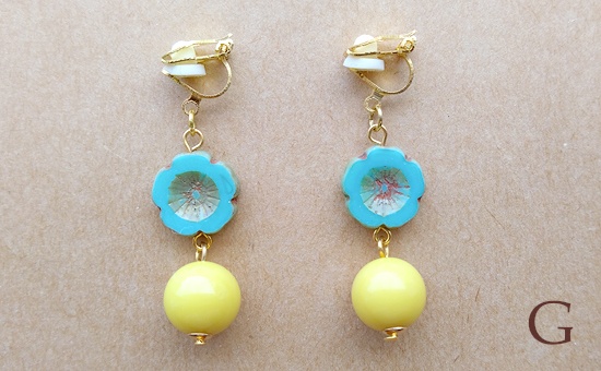 チェコフラワービーズとカラフルボールのイヤリング(バリエーション有)