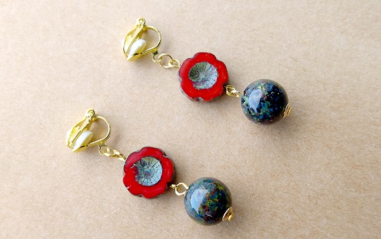 チェコフラワービーズとカラフルボールのイヤリング(バリエーション有)