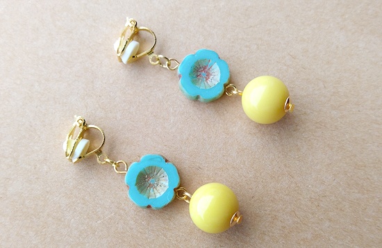 チェコフラワービーズとカラフルボールのイヤリング(バリエーション有)