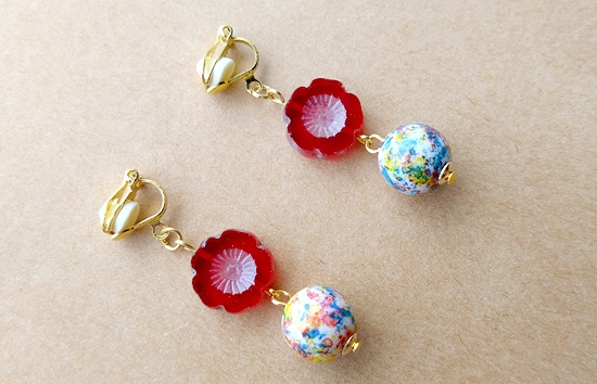 チェコフラワービーズとカラフルボールのイヤリング(バリエーション有)