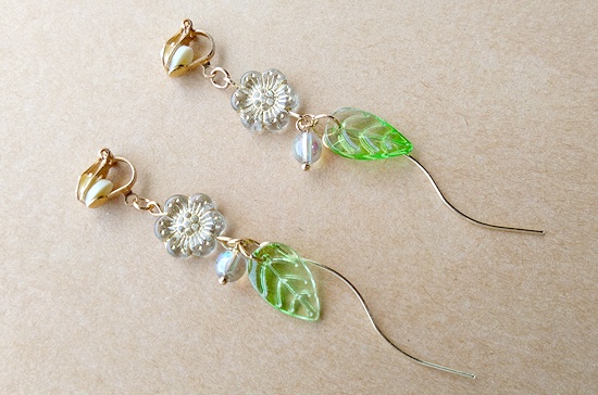 新緑のガラスリーフイヤリング(A)