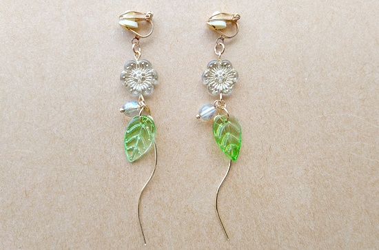 新緑のガラスリーフイヤリング（A）