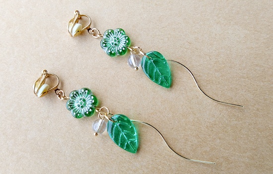 新緑のガラスリーフイヤリング(B)