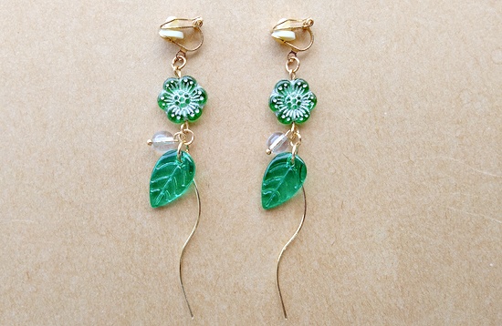 新緑のガラスリーフイヤリング（B）