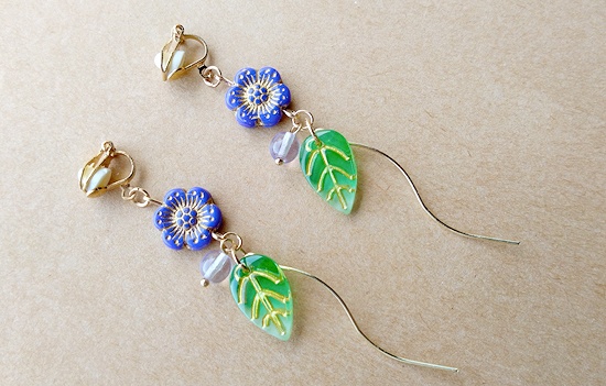 新緑のガラスリーフイヤリング(C)