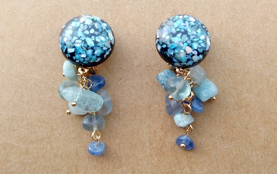 シェルフレークカボションと天然石さざれのイヤリング（blue）