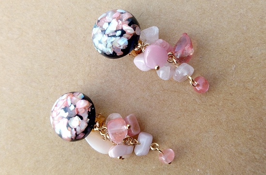 シェルフレークカボションと天然石さざれのイヤリング(pink)