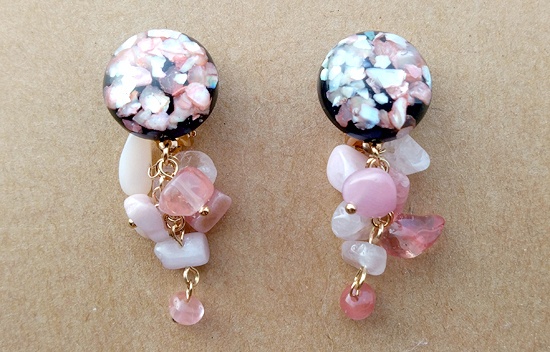 シェルフレークカボションと天然石さざれのイヤリング（pink）