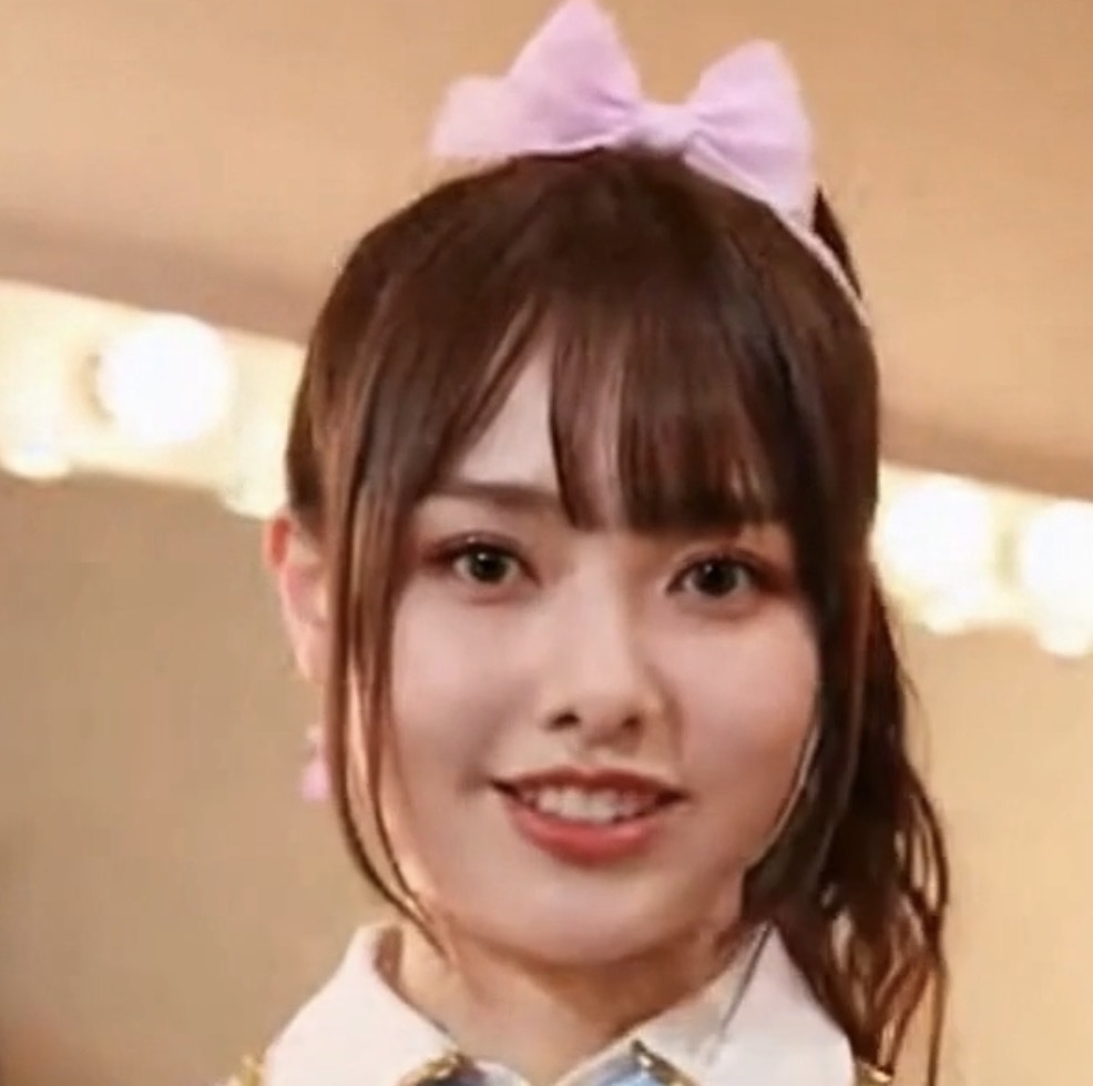 【AI動画】ひよこ姿のアイドル、ステージと舞台裏