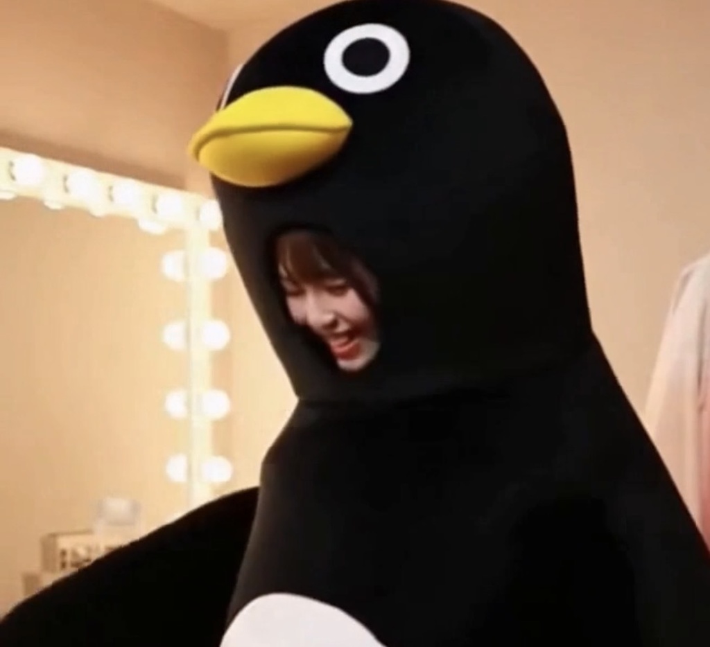 【AI動画】ペンギンの顔出し着ぐるみ姿になったアイドル・さいかのステージと舞台裏