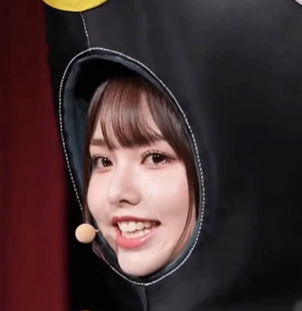 【AI動画】ペンギンの顔出し着ぐるみ姿になったアイドル・さいかのステージと舞台裏