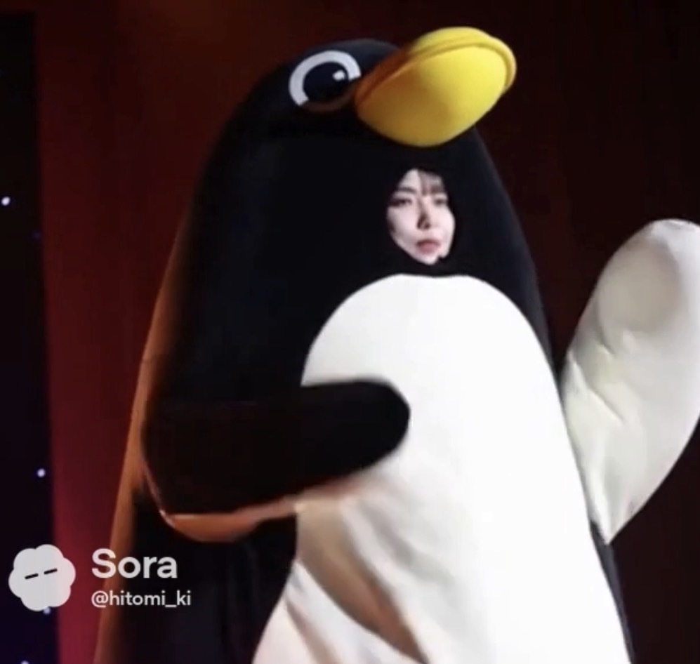 【AI動画】ペンギンの顔出し着ぐるみ姿になったアイドル・さいかのステージと舞台裏