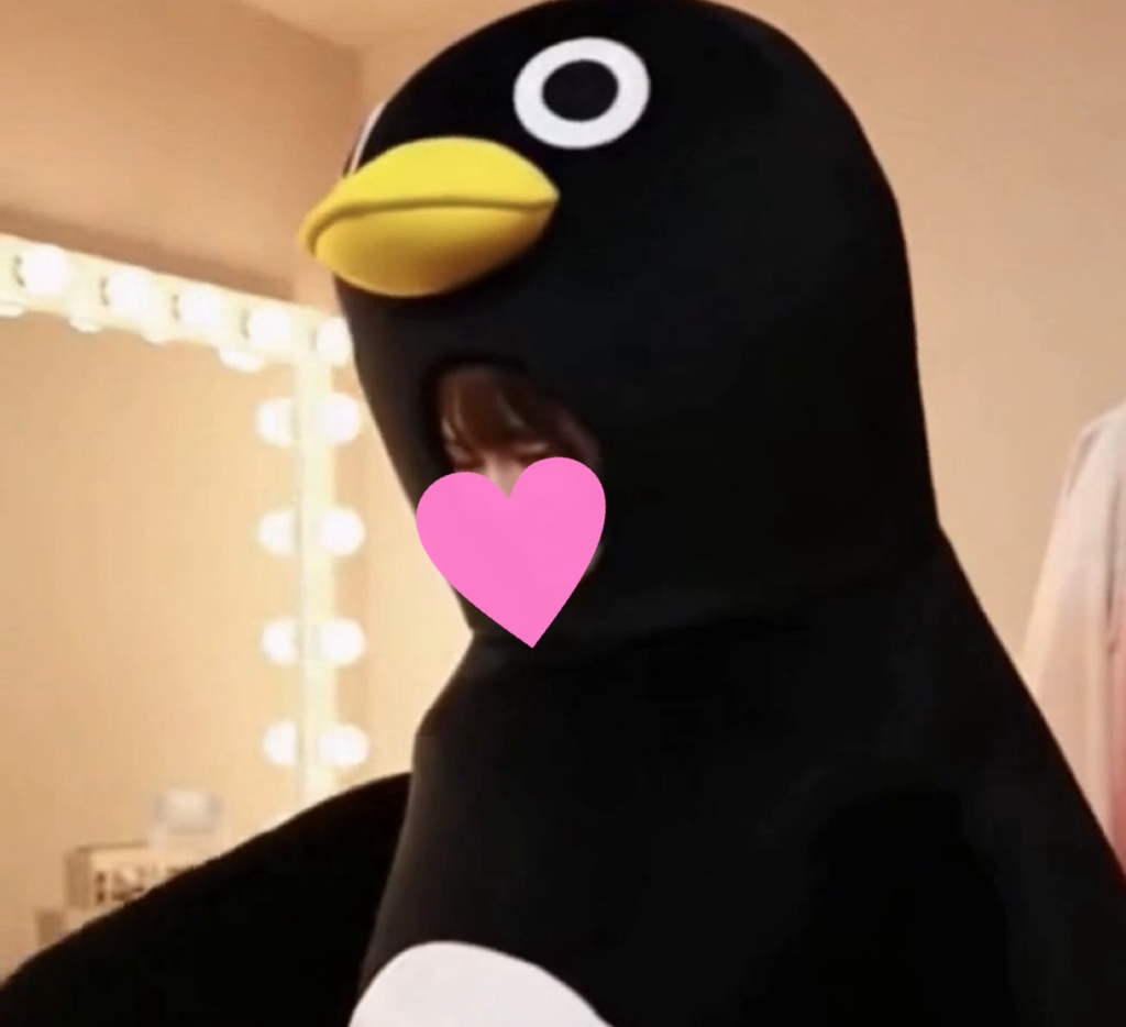 【AI動画】ペンギンの顔出し着ぐるみ姿になったアイドル・さいかのステージと舞台裏 10本セット